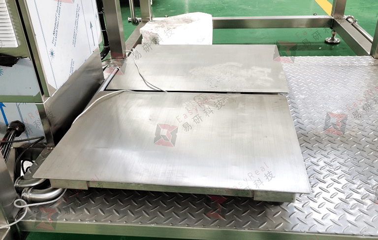 Stainless access covers on anti-slip service platform for maintenance around the aseptic filling station