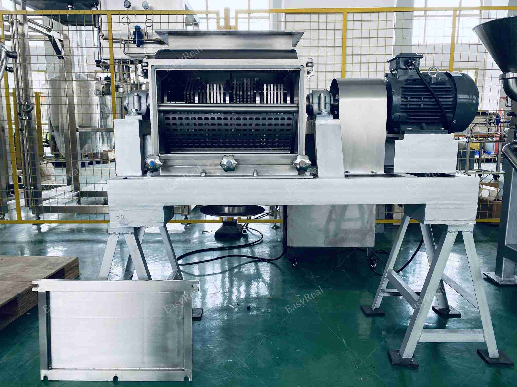 Tomato pulper machine for tomato pulp extraction and seed skin separation