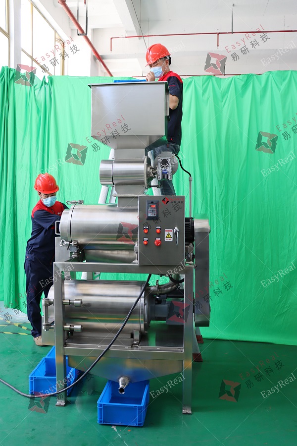 浆机
Automatic mango destoning and pulping machine operated in factory, twin-roller design for peeling, seed removal and pulp extraction in mango processing line.