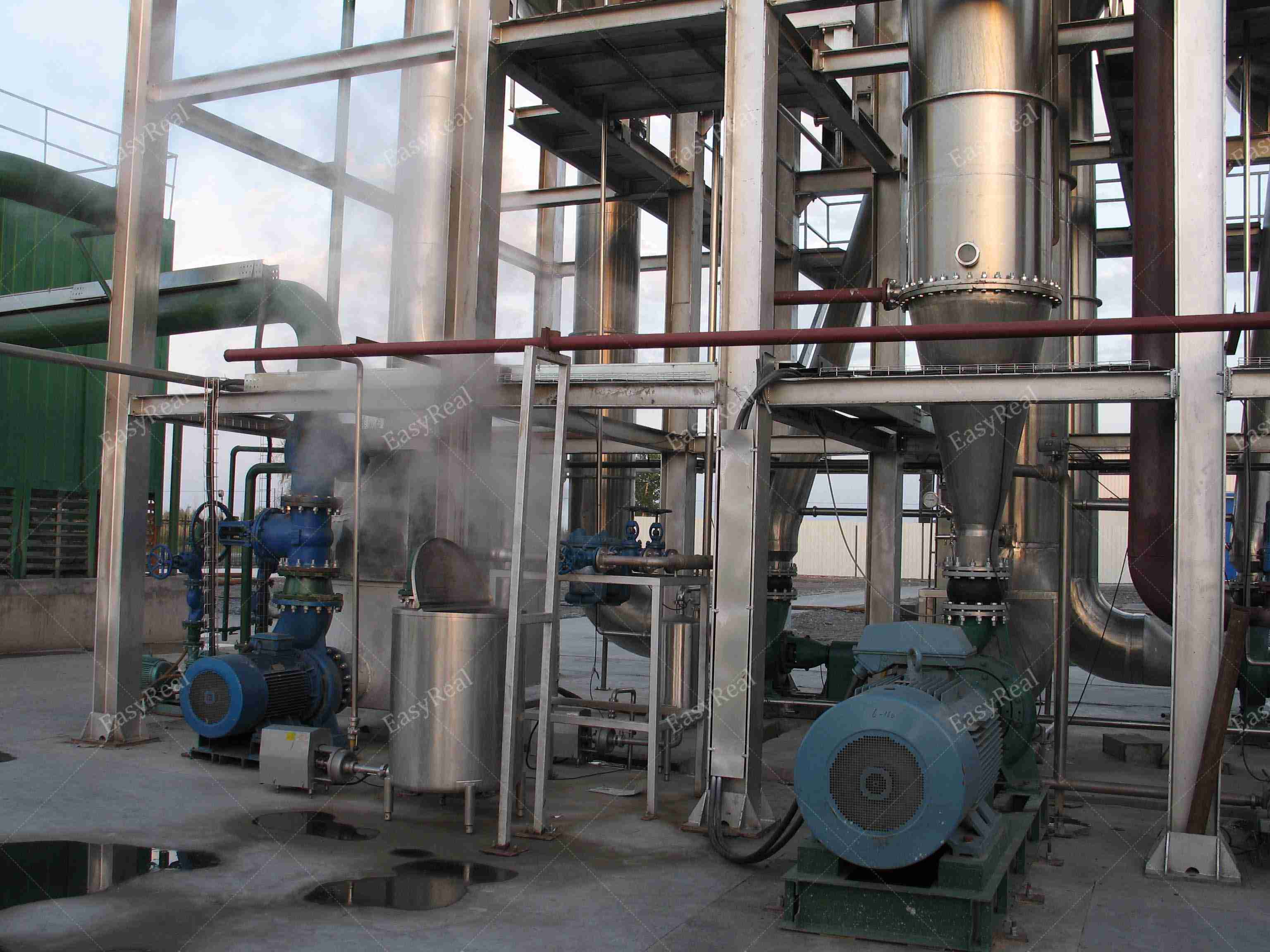 Detailed view of steam pipes, recirculation pump and evaporator body with visible vapor, highlighting the heating and circulation area of EasyReal forced circulation evaporator.