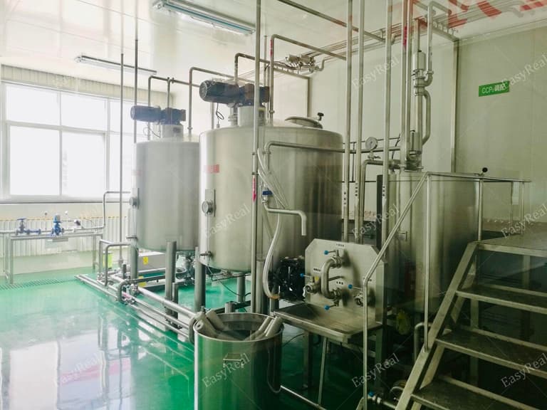 Tomato sauce processing equipment with mixing tanks and heating system