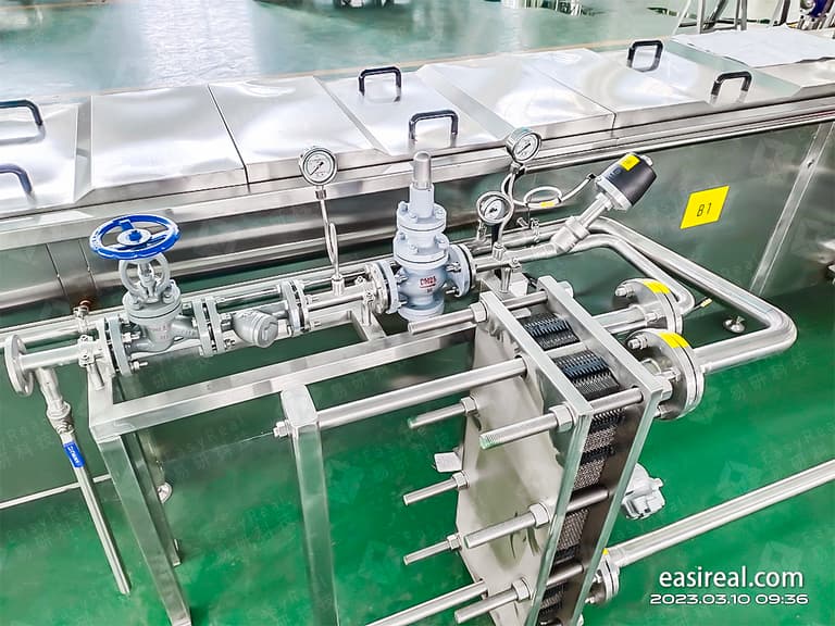 Plate pasteurizer heat-treatment module with valves and pressure gauges for post-filling pasteurization on the tomato paste sachet line