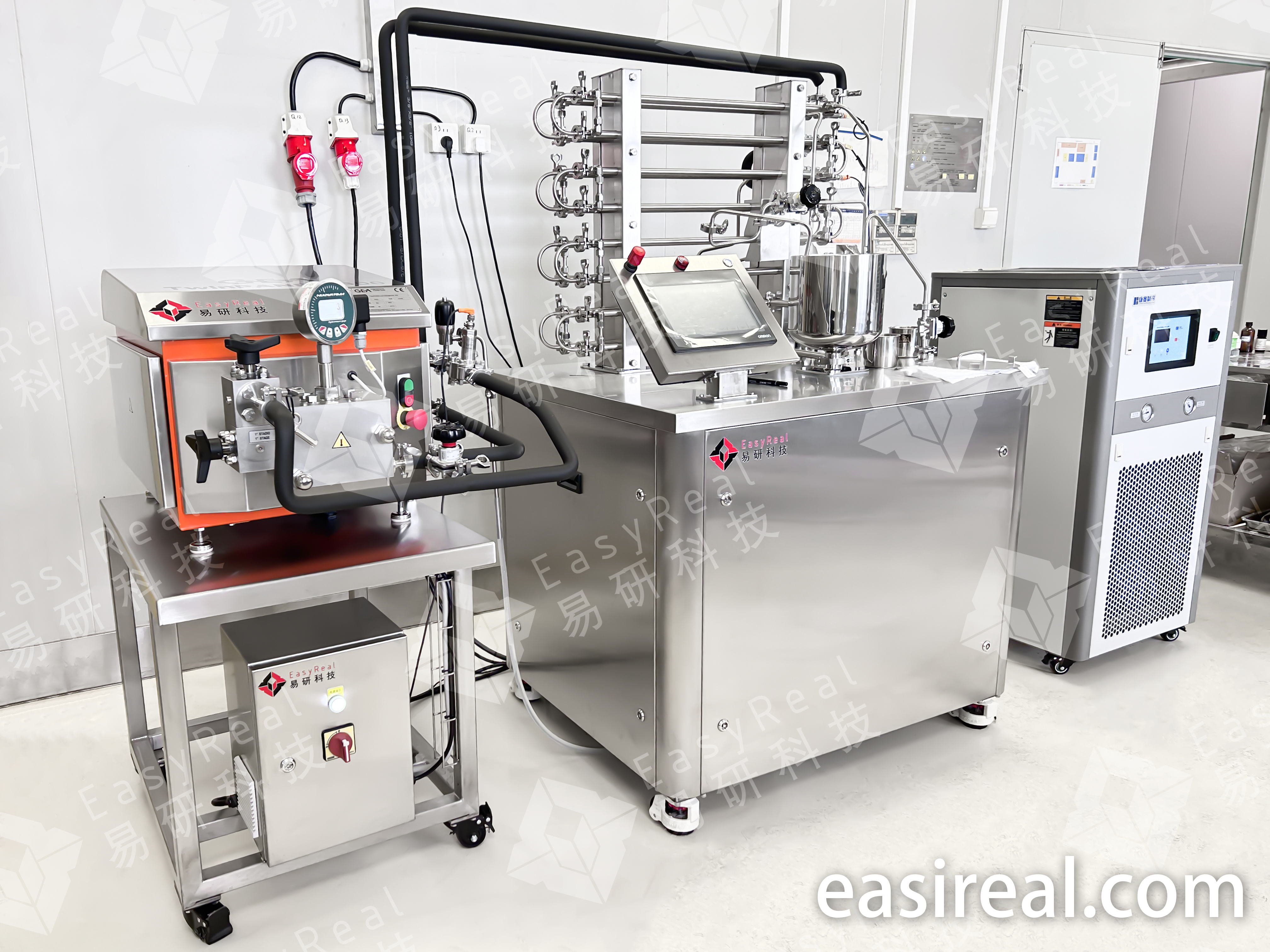 „EasyReal“ kompaktiškas bandomasis UHT/HTST įrenginys, skirtas „Naw Chow Tianjin“ tyrimų ir plėtros centrui Kinijoje, su bandomuoju vamzdiniu sterilizatoriumi, integruotu homogenizatoriumi, produktų talpykla ir pagalbiniu moduliu plakamosios grietinėlės ir pieno produktų receptūrų bandymams.