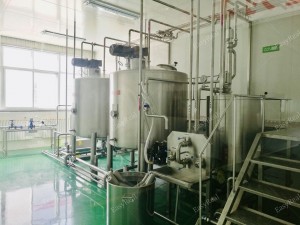 Stainless steel mixing and holding tanks for tomato sauce preparation