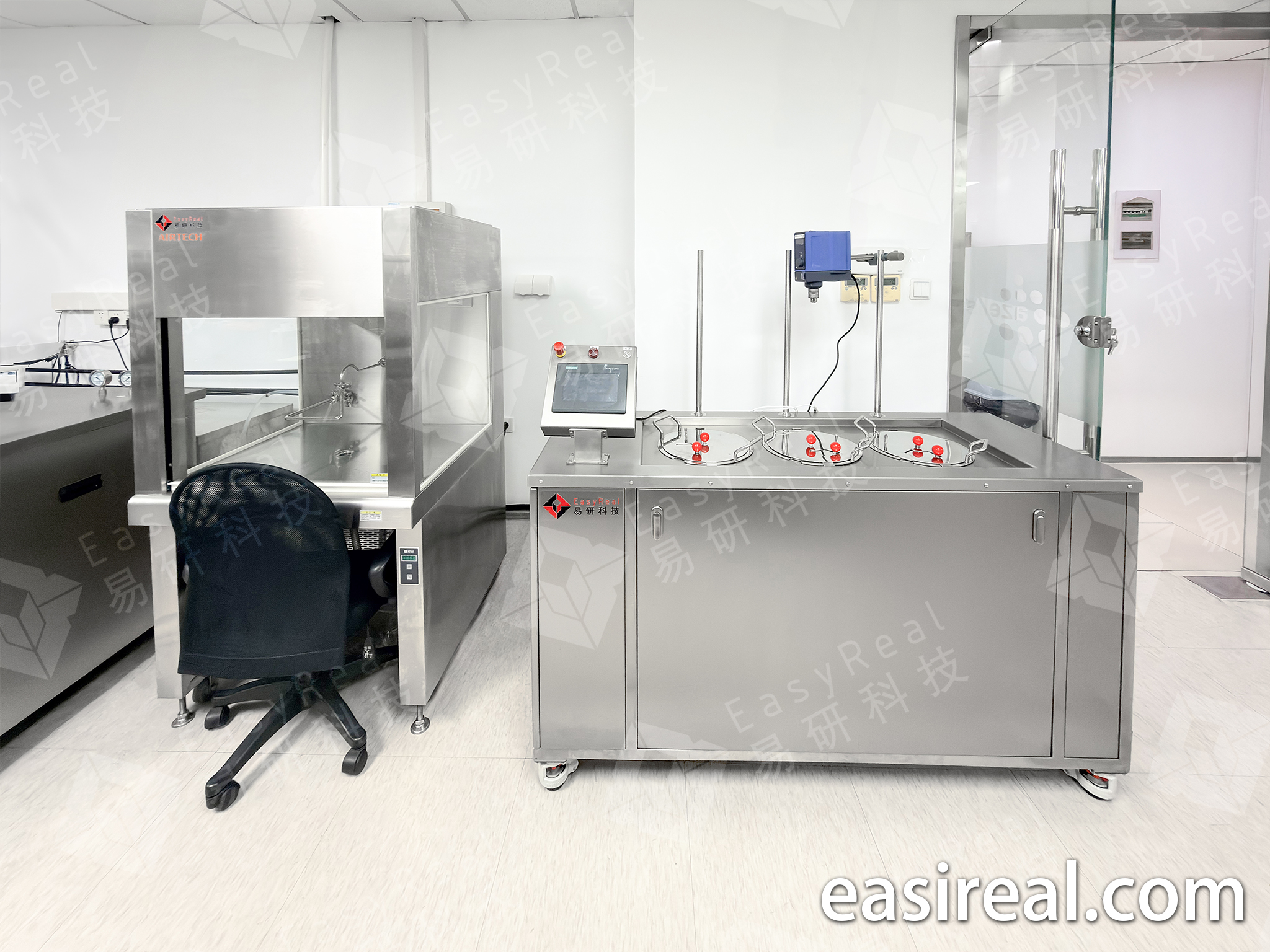 Projet Azelis Shanghai comprenant un bain-marie, un système UHT de laboratoire, un module DSI de laboratoire et un équipement de remplissage aseptique de laboratoire.